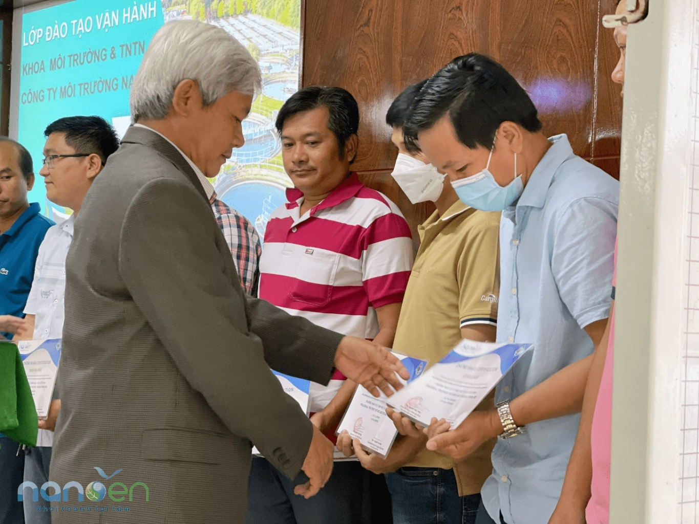 PGs.Ts. Nguyễn Văn Công trao bằng chứng nhận cho các học viên tham gia khóa học