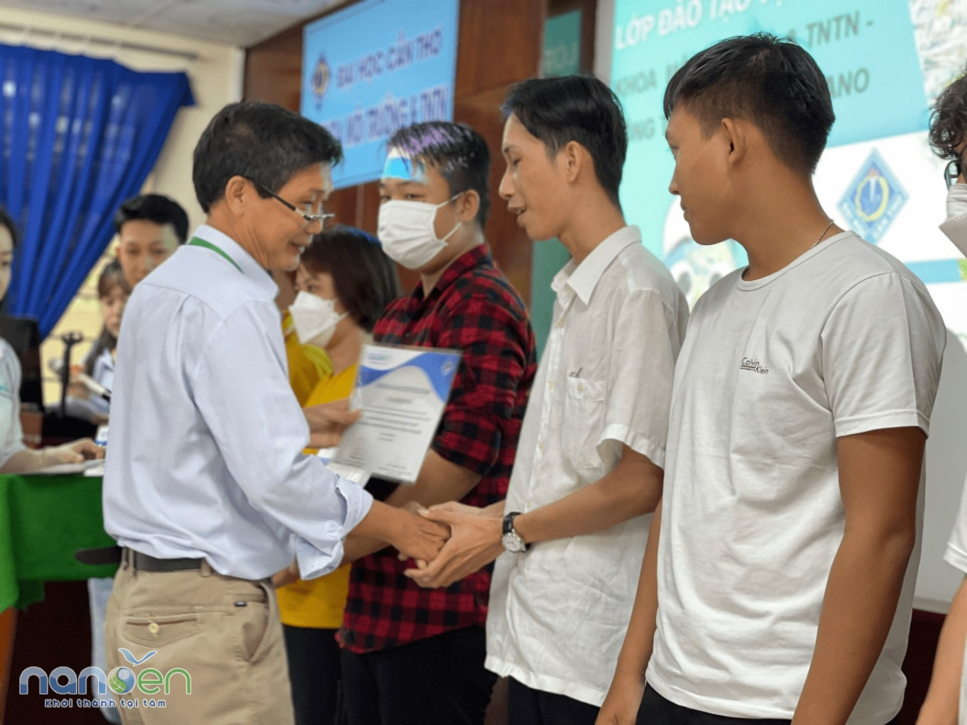 Cố vấn chuyên môn của Nanoen thầy Lê Hoàng Việt trao bằng chứng nhận cho các học viên tham gia khóa học