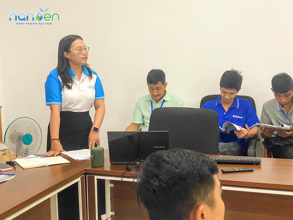 KS Trần Thị Ngọc Huyền Phó phòng Kỹ thuật Nanoen giảng dạy lớp vận hành hệ thống xử lý nước thải