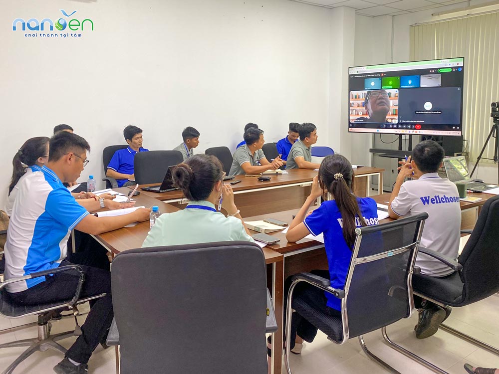 Toàn cảnh học viên Công ty Môi trường Thành Hưng tập trung nghiên cứu tài liệu vận hành nước thải