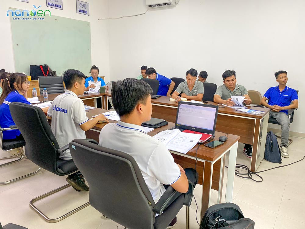 Các kỹ thuật viên theo dõi bài giảng và phân tích nguyên lý vận hành các công đoạn xử lý nước thải