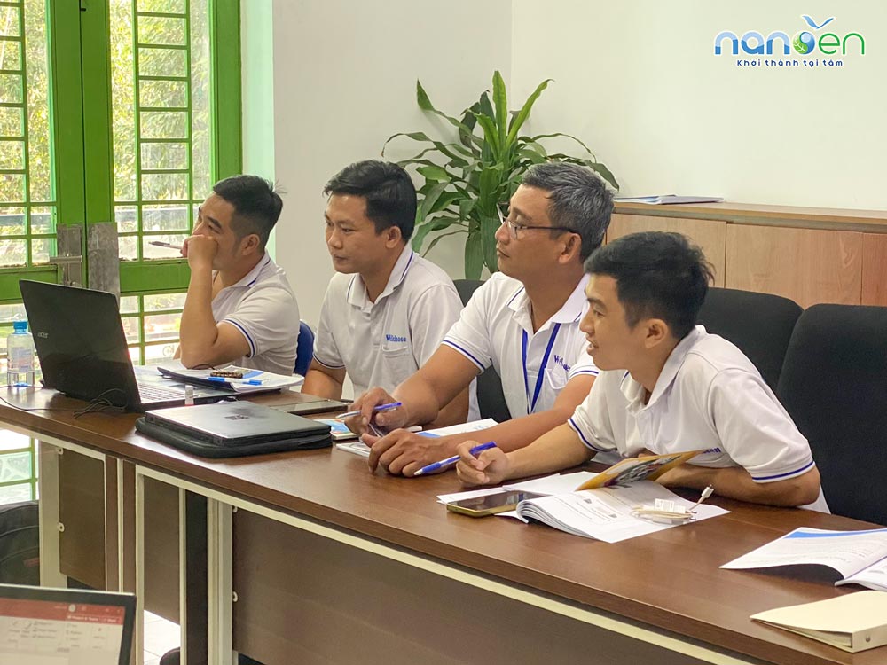 Giảng viên Nanoen giải đáp thắc mắc và xử lý sự cố kỹ thuật trực tiếp cho học viên Thành Hưng