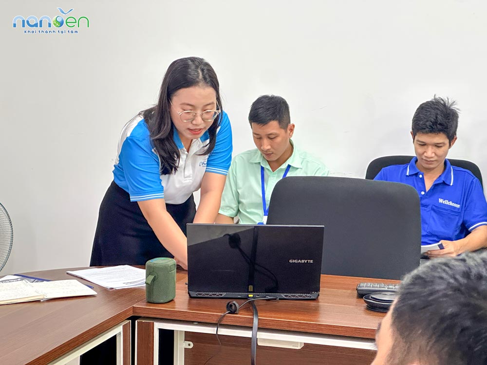 Giảng viên Nanoen giải đáp thắc mắc và xử lý sự cố kỹ thuật trực tiếp cho học viên Thành Hưng