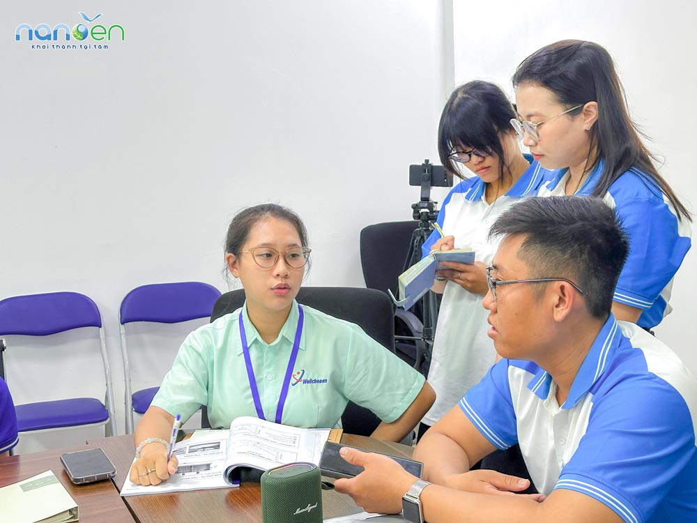 Giảng viên Nanoen giải đáp thắc mắc và xử lý sự cố kỹ thuật trực tiếp cho học viên Thành Hưng