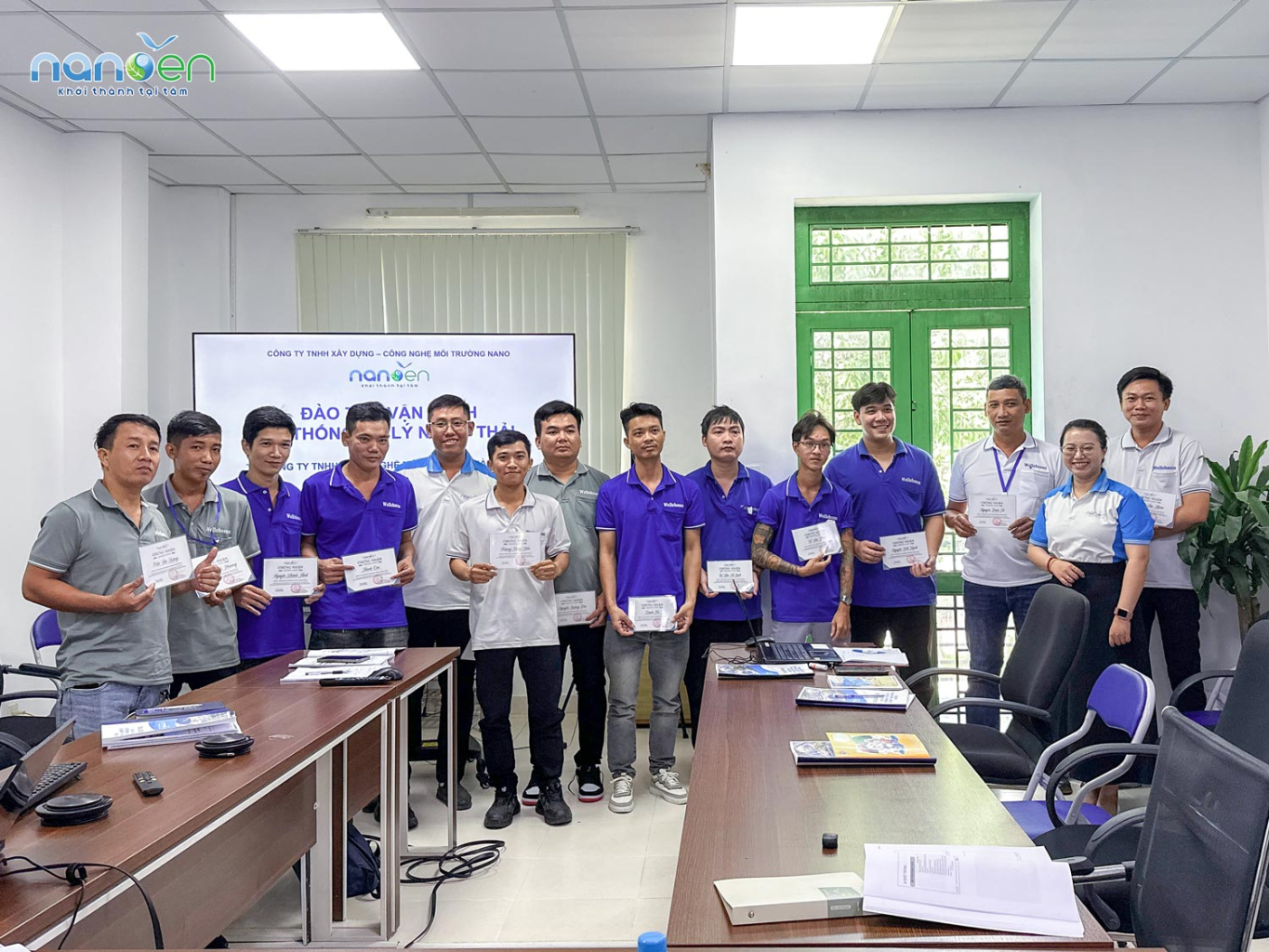 Học viên Công ty TNHH Công Nghệ Môi Trường Thành Hưng nhận giấy chứng nhận hoàn thành khóa đào tạo vận hành xử lý nước thải từ Nanoen