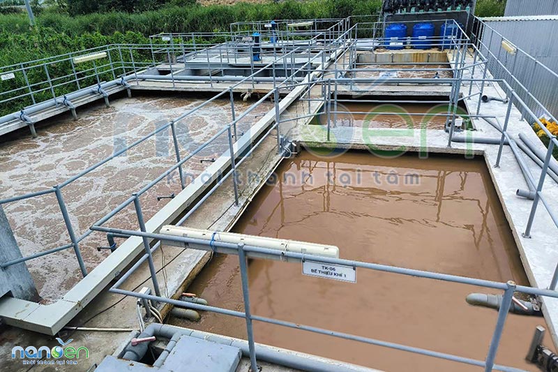 Ảnh chụp thực tế cụm bể xử lý sinh học tại dự án do Nanoen thực hiện. Chi tiết bể thiếu khí (TK-06) với hệ thống sục khí và tuần hoàn bùn đang hoạt động ổn định.