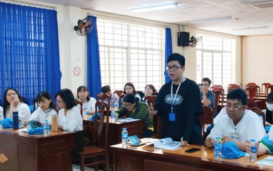 Phần giao lưu của sinh viên trong buổi gặp gỡ