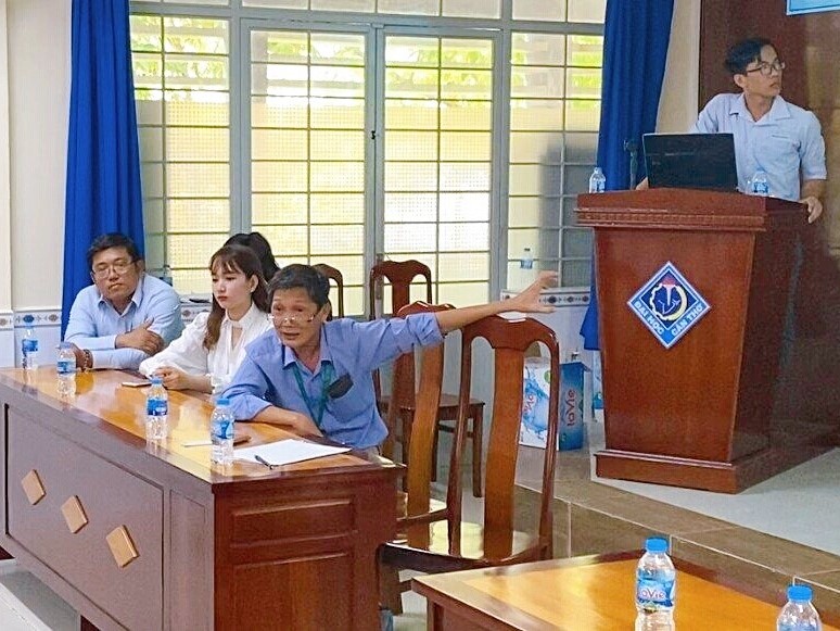 Thầy Lê Hoàng Việt giải đáp các thắc mắc của sinh viên