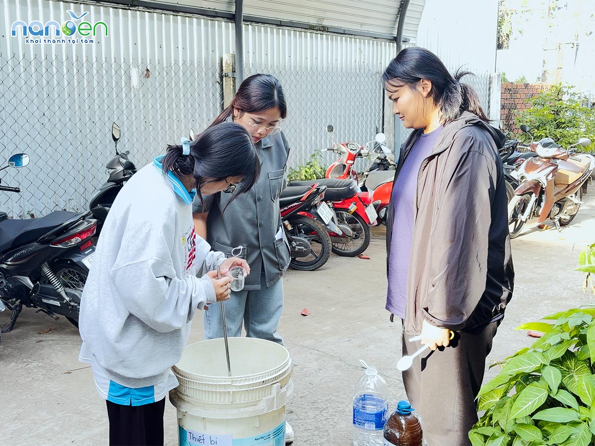 Sinh viên Atsarapon Thamnu và Viriya Prasert vận hành hệ thống mô hình thực nghiệm