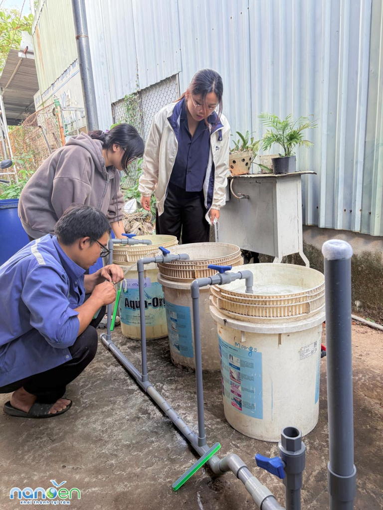 Sinh viên Atsarapon Thamnu và Viriya Prasert vận hành hệ thống mô hình thực nghiệm