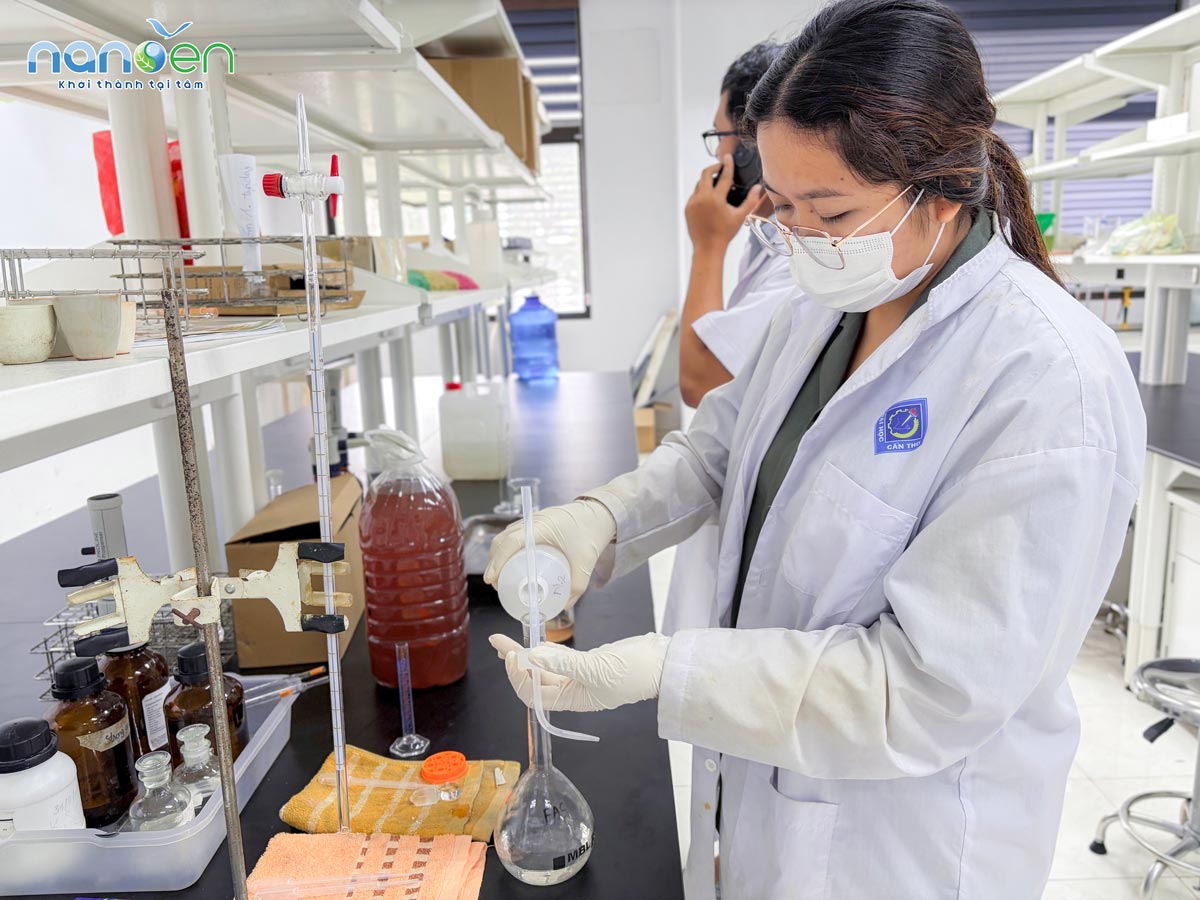 Thực hành tại phòng thí nghiệm Khoa MT&TNTN