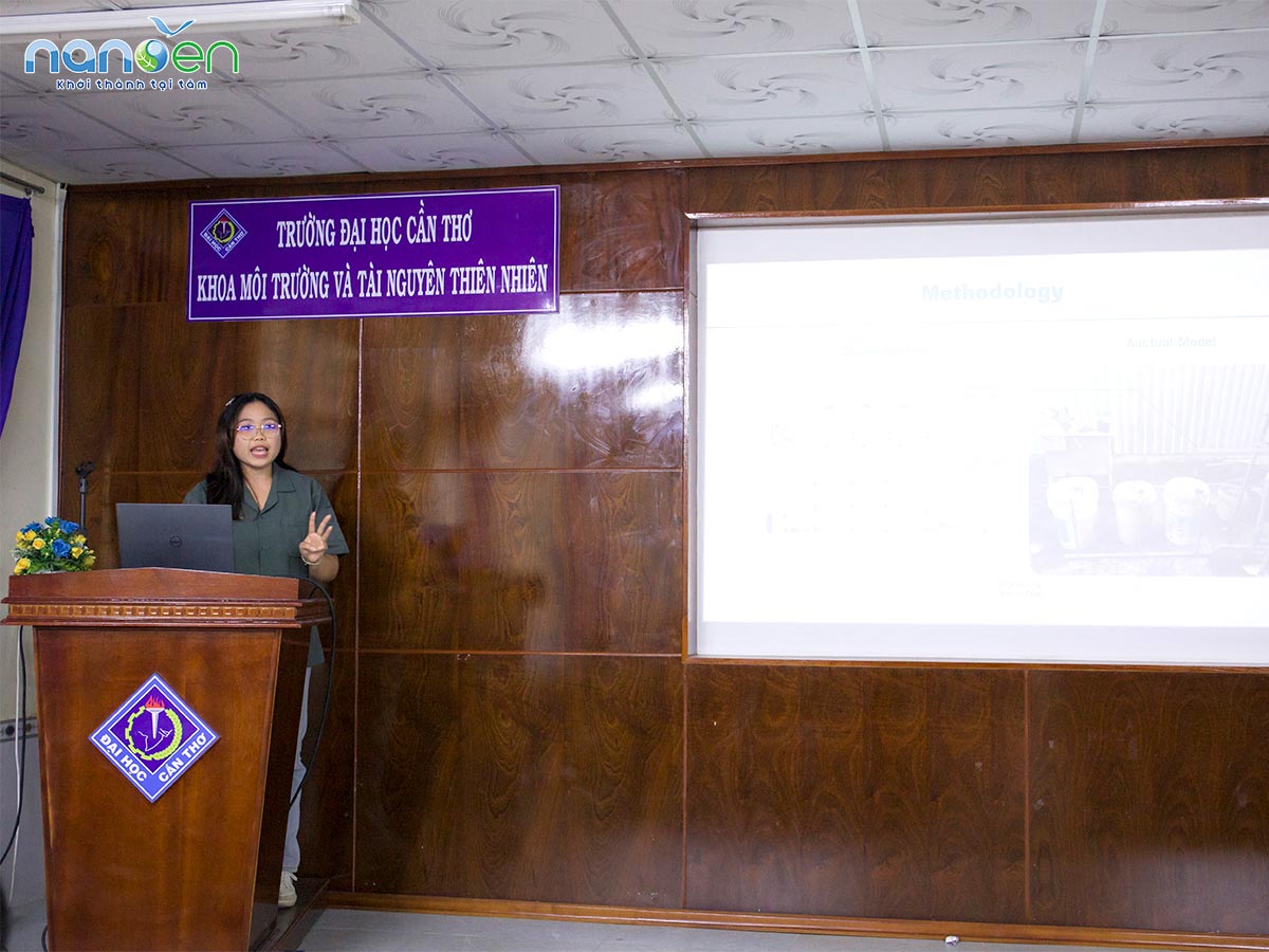 Sinh viên Atsarapon Thamnu và Viriya Prasert báo cáo trình bày báo cáo tại Khoa Môi trường và Tài Nguyên Thiên Nhiên – Trường Đại học Cần Thơ