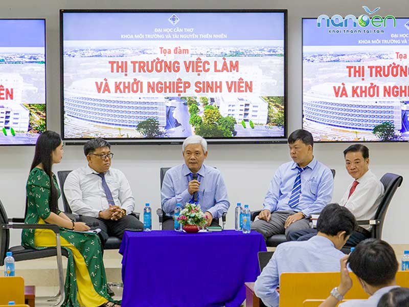 Nanoen chia sẻ hành trình khởi nghiệp trong lĩnh vực môi trường tại tọa đàm “Thị trường việc làm và khởi nghiệp sinh viên” do Khoa Môi trường & Tài nguyên Thiên nhiên – Đại học Cần Thơ tổ chức, góp phần định hướng nghề nghiệp và truyền cảm hứng cho thế hệ trẻ.