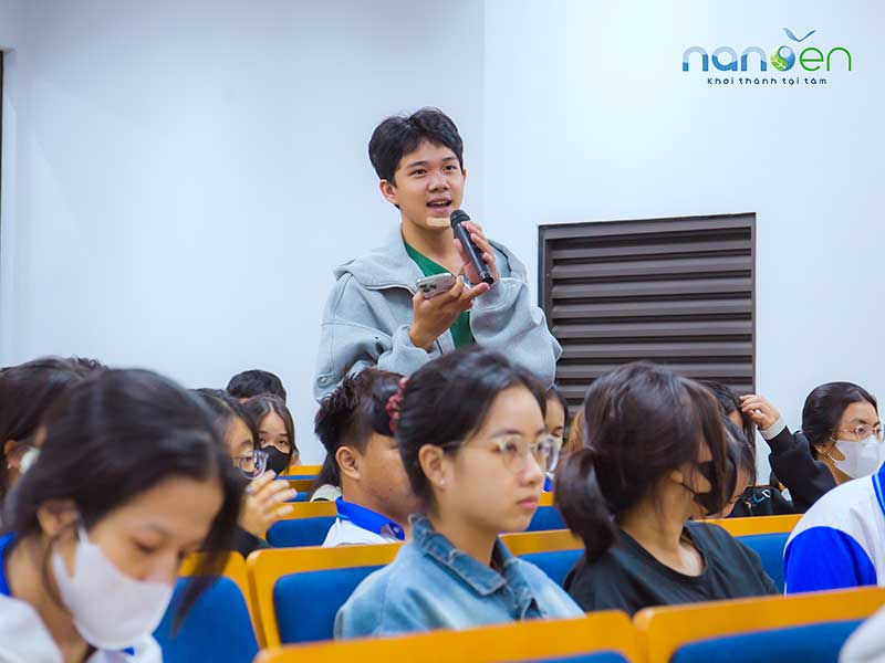 Nanoen chia sẻ hành trình khởi nghiệp trong lĩnh vực môi trường tại tọa đàm “Thị trường việc làm và khởi nghiệp sinh viên” do Khoa Môi trường & Tài nguyên Thiên nhiên – Đại học Cần Thơ tổ chức, góp phần định hướng nghề nghiệp và truyền cảm hứng cho thế hệ trẻ.