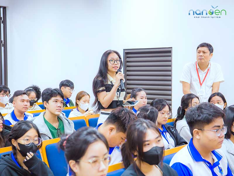 Nanoen chia sẻ hành trình khởi nghiệp trong lĩnh vực môi trường tại tọa đàm “Thị trường việc làm và khởi nghiệp sinh viên” do Khoa Môi trường & Tài nguyên Thiên nhiên – Đại học Cần Thơ tổ chức, góp phần định hướng nghề nghiệp và truyền cảm hứng cho thế hệ trẻ.