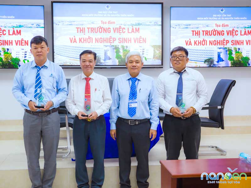 Nanoen chia sẻ hành trình khởi nghiệp trong lĩnh vực môi trường tại tọa đàm “Thị trường việc làm và khởi nghiệp sinh viên” do Khoa Môi trường & Tài nguyên Thiên nhiên – Đại học Cần Thơ tổ chức, góp phần định hướng nghề nghiệp và truyền cảm hứng cho thế hệ trẻ.